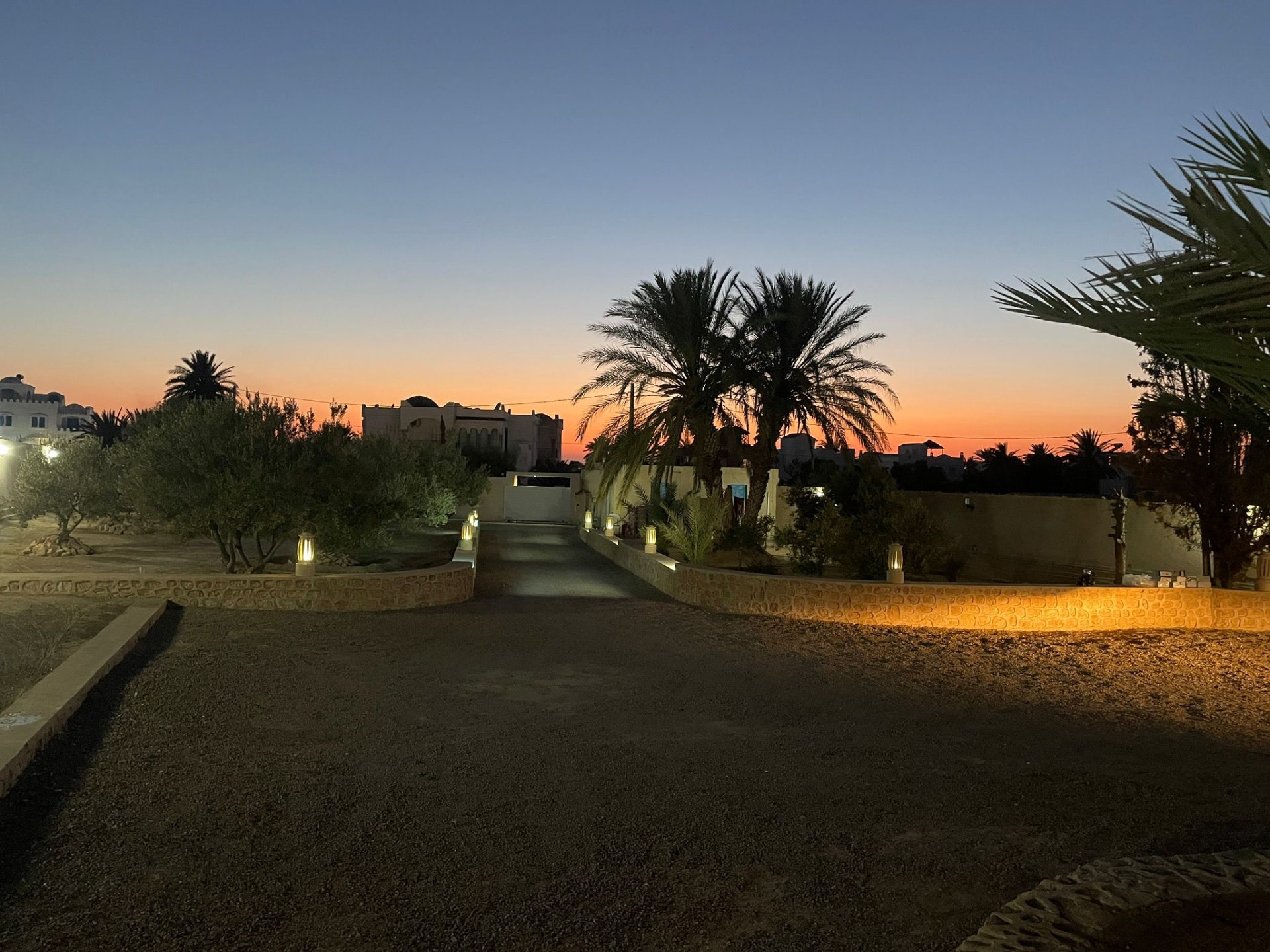 Allée d'entrée au coucher du soleil